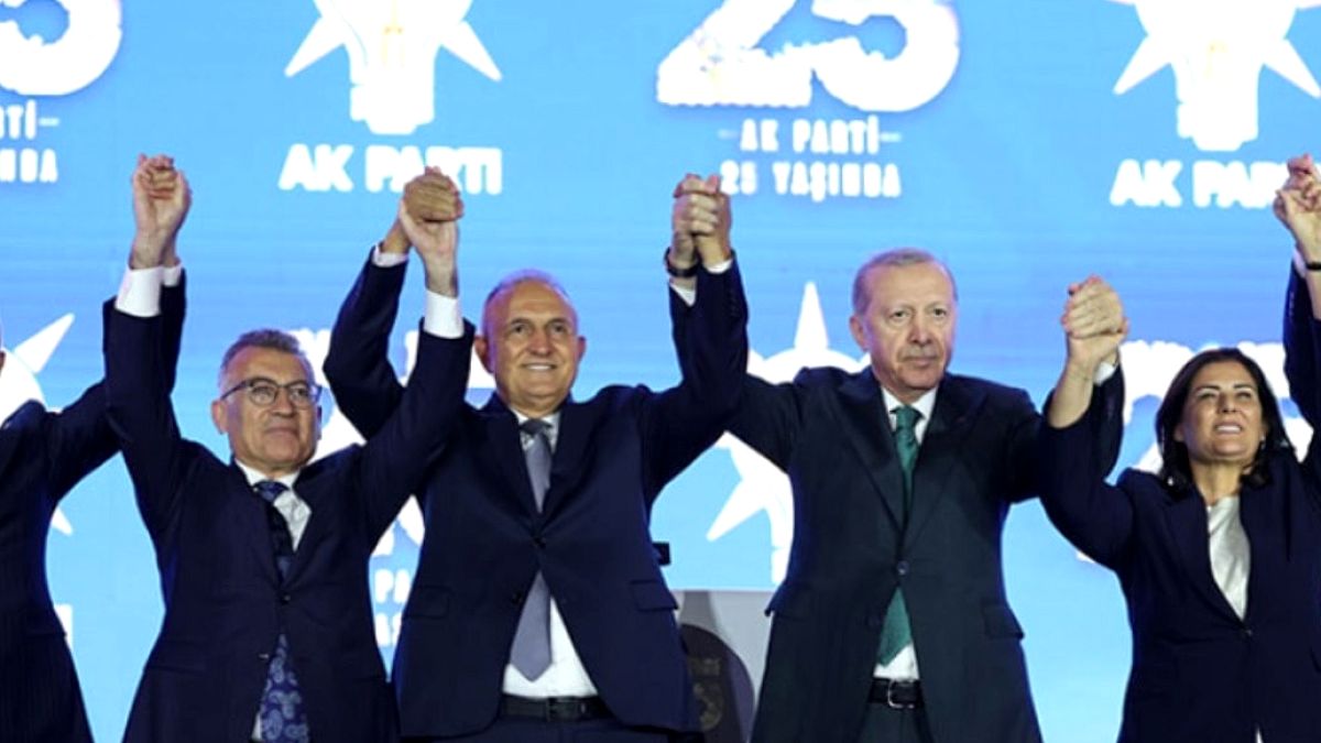 AKP'de Transferler Tepki Çekti: Adaylık Garantisi İddiaları Kulisleri Sarstı