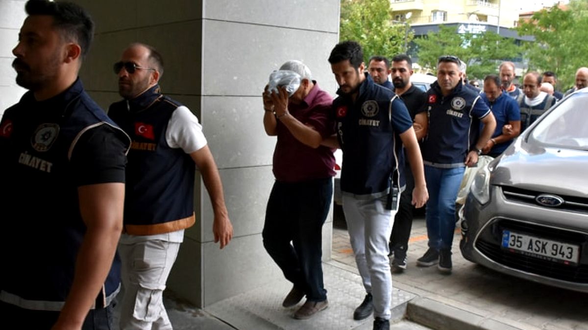 12 Yıllık Korkunç Sır Perdesi Aralandı: Cesedi Buzdolabında Bulunan Cinayet Davasında 17 Kişi Adliyede