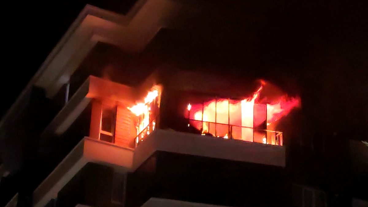 Aksaray'da Gece Yarısı Apartmanda Yangın: 6 Kişi Hastaneye Kaldırıldı