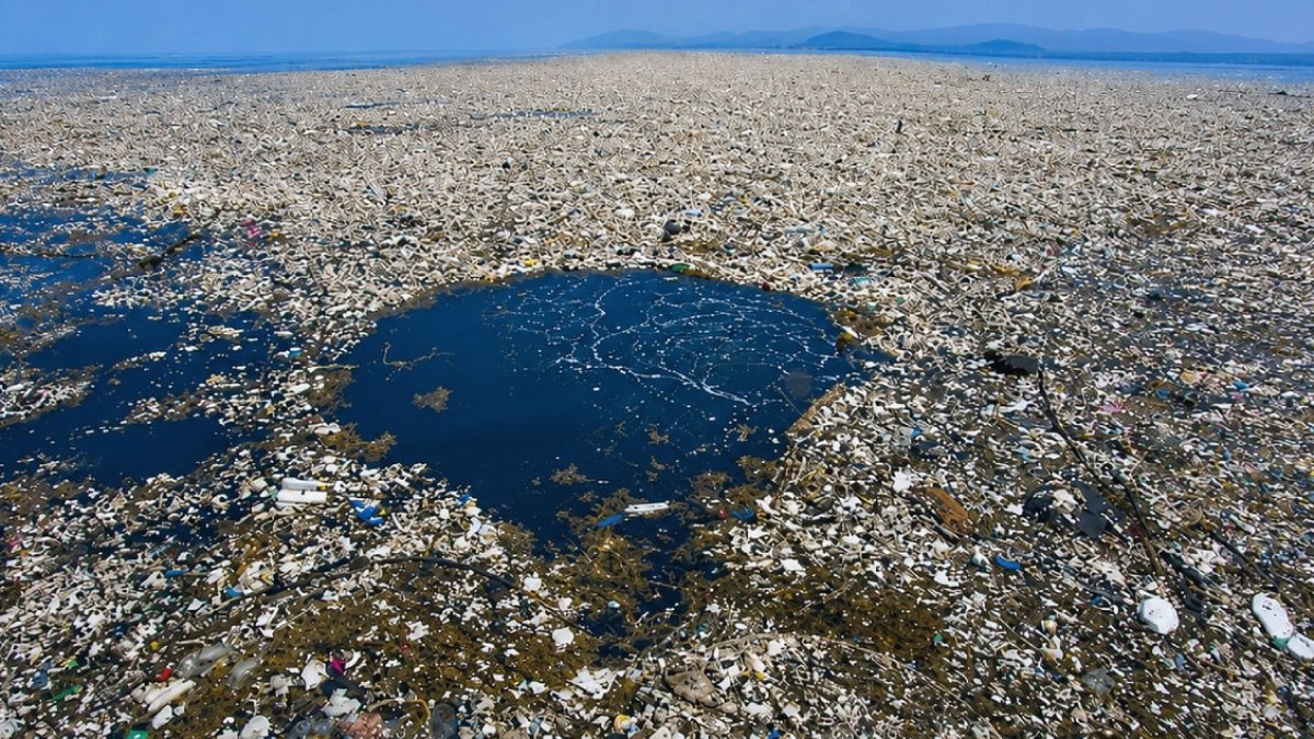 Pasifik'te Dev Çöp Adası: 1.8 Trilyon Parça Plastik 100 Bin Ton Ağırlığında