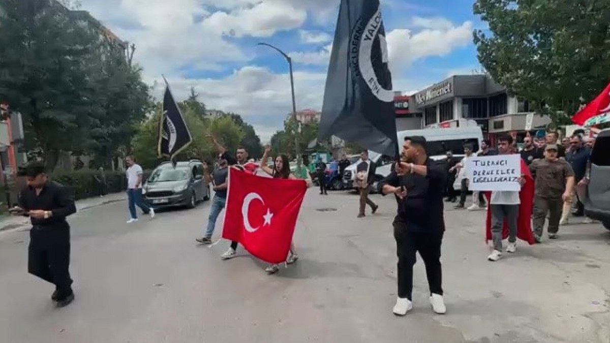 Çerçeve Yasası'na Karşı Tepki: 'İhanet Yasası' Sloganlarıyla Yürüyüş Düzenlendi