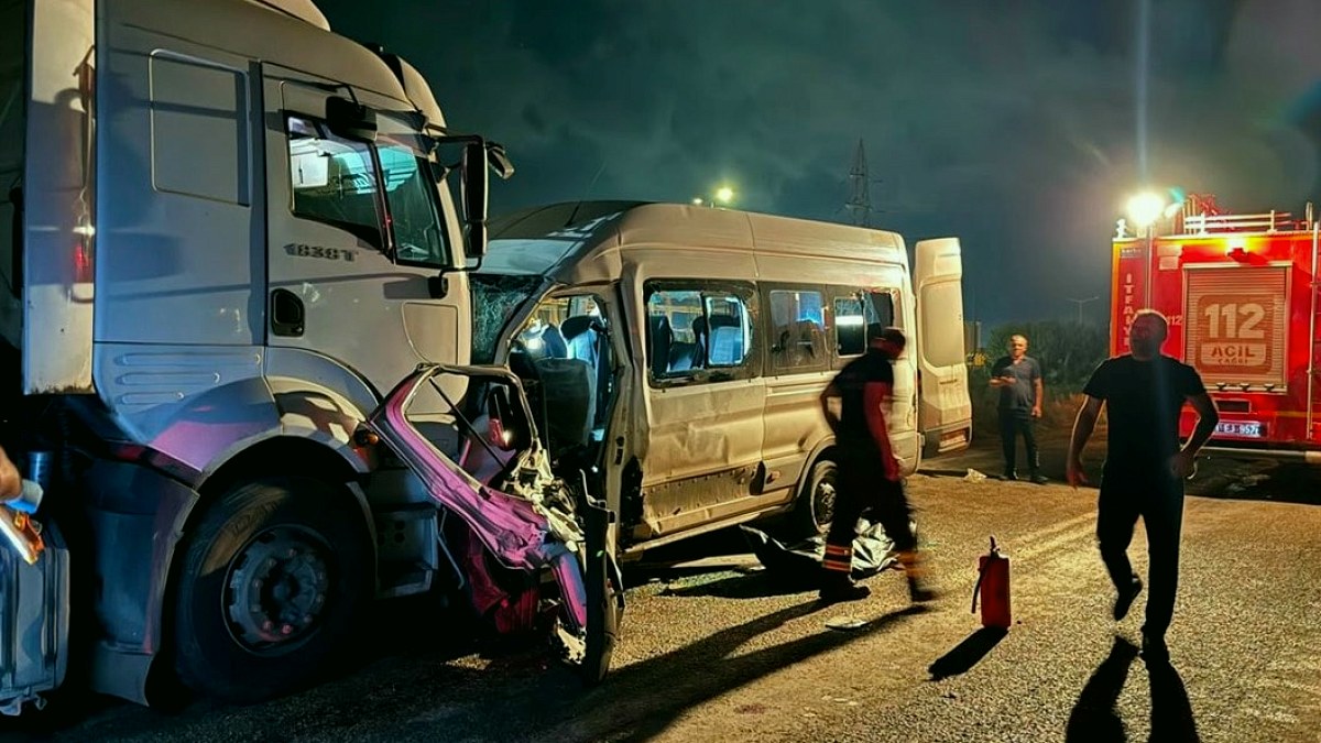 Hatay'da Trafik Faciası: Servis Minibüsü Tırla Çarpıştı, Can Kaybı ve Yaralılar Var