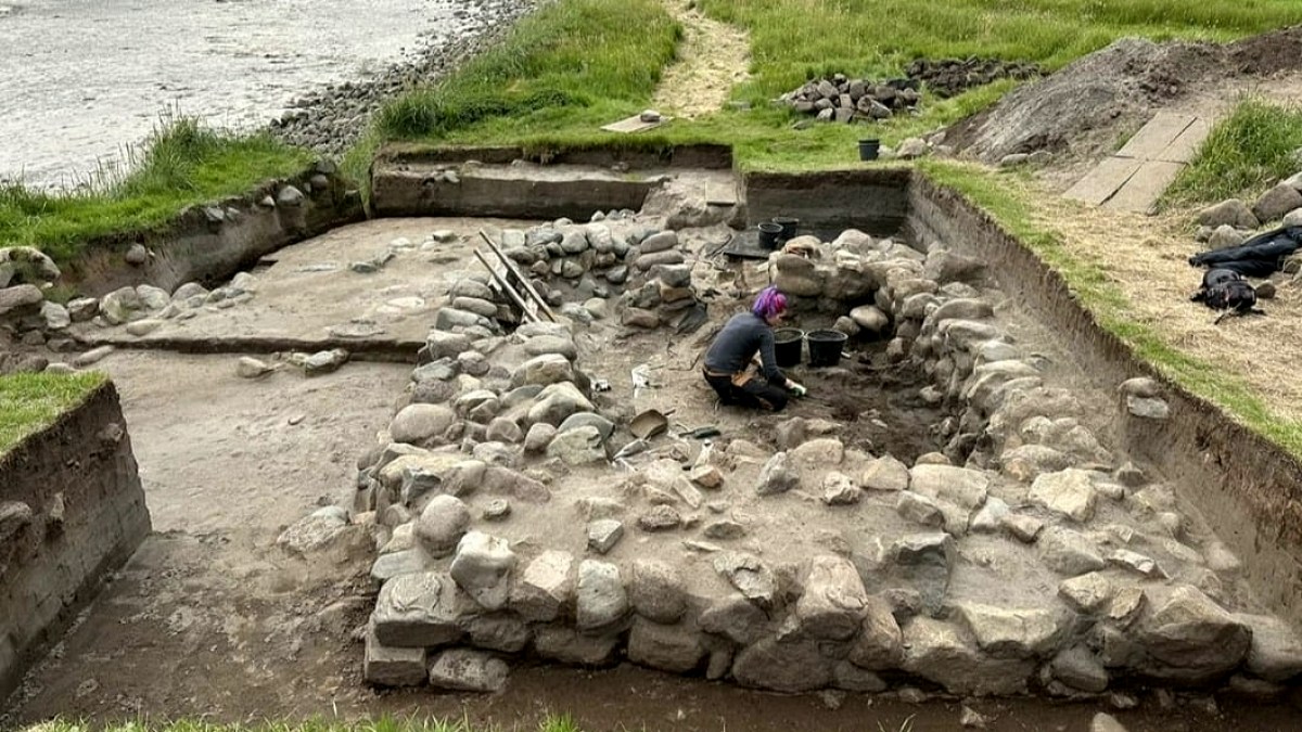 Faroe Adaları'nda Tarihi Keşif: Rünik Yazılı Taş Gizemini Koruyor