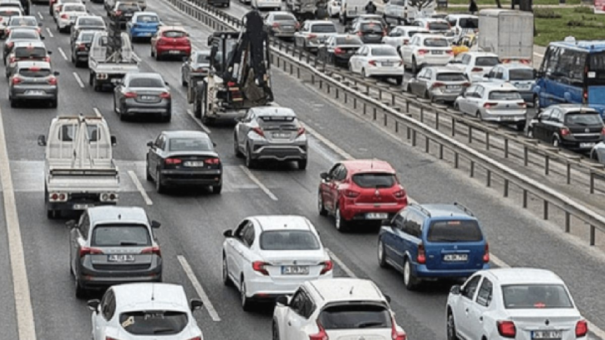Türkiye'de Otomobil Tercihleri Dönüşüyor: Hibrit ve Elektrikli Araçlar Öne Çıkıyor
