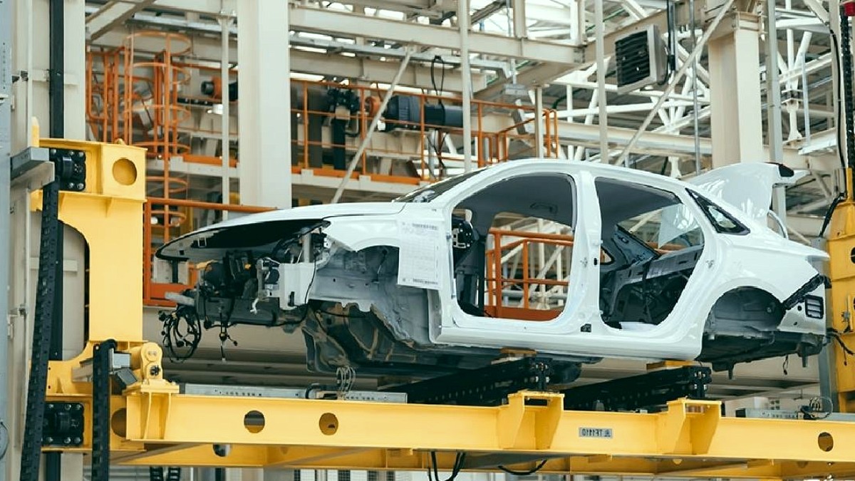 Otomotiv Sektöründe Üretim ve İç Pazar Daralırken İhracat Liderliği Sürüyor