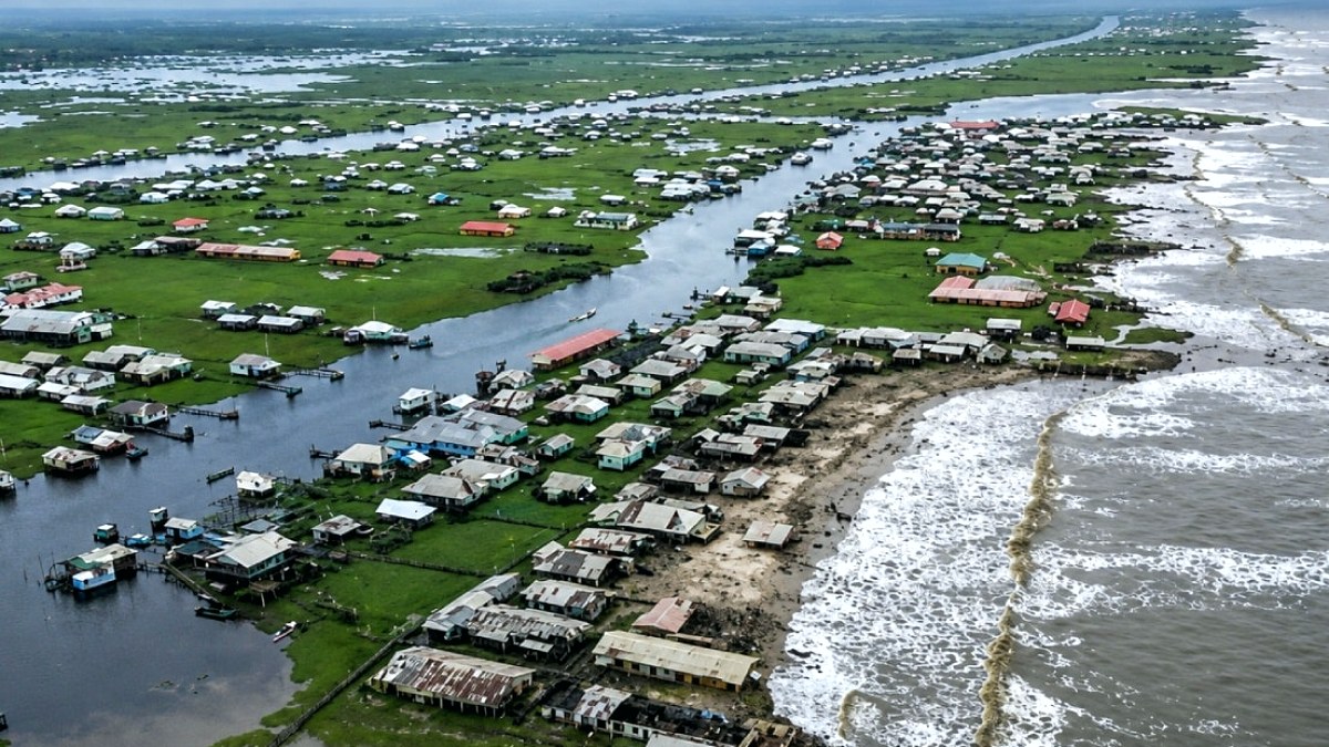 Nijerya'da Deniz Yutuyor: Ayetoro Kasabası Tarihe Karışıyor
