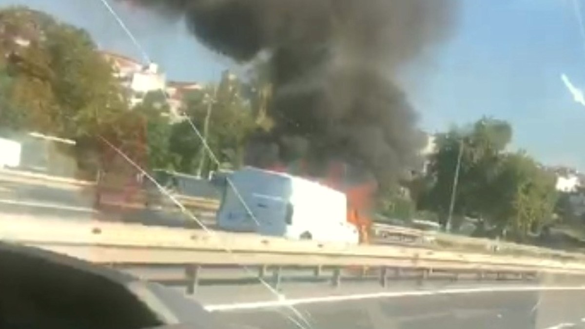 Fatih'te Seyir Halindeki Araç Alev Aldı, Trafik Durdu