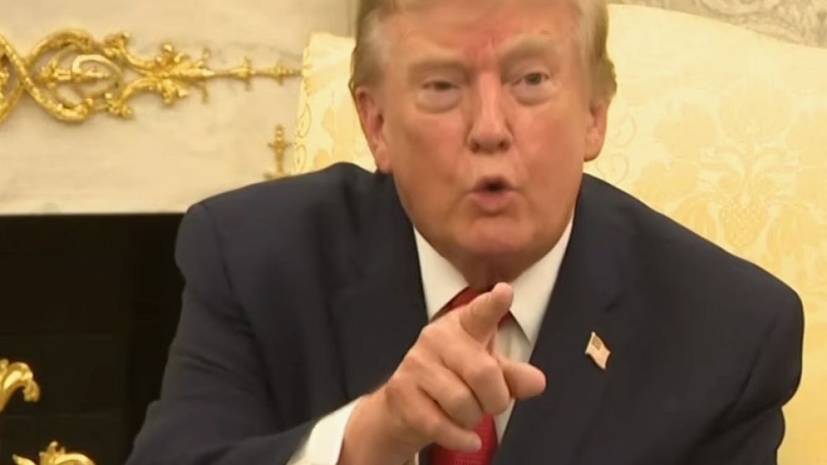 Trump Gazeteciye 'Sessiz Ol' Diye Bağırdı: Uçak Gemisi İddialarına Öfkelendi
