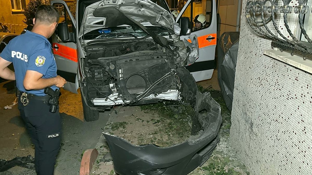 İstanbul'da Ambulans ile Otomobil Çarpıştı: Sağlıkçılar Yaralandı