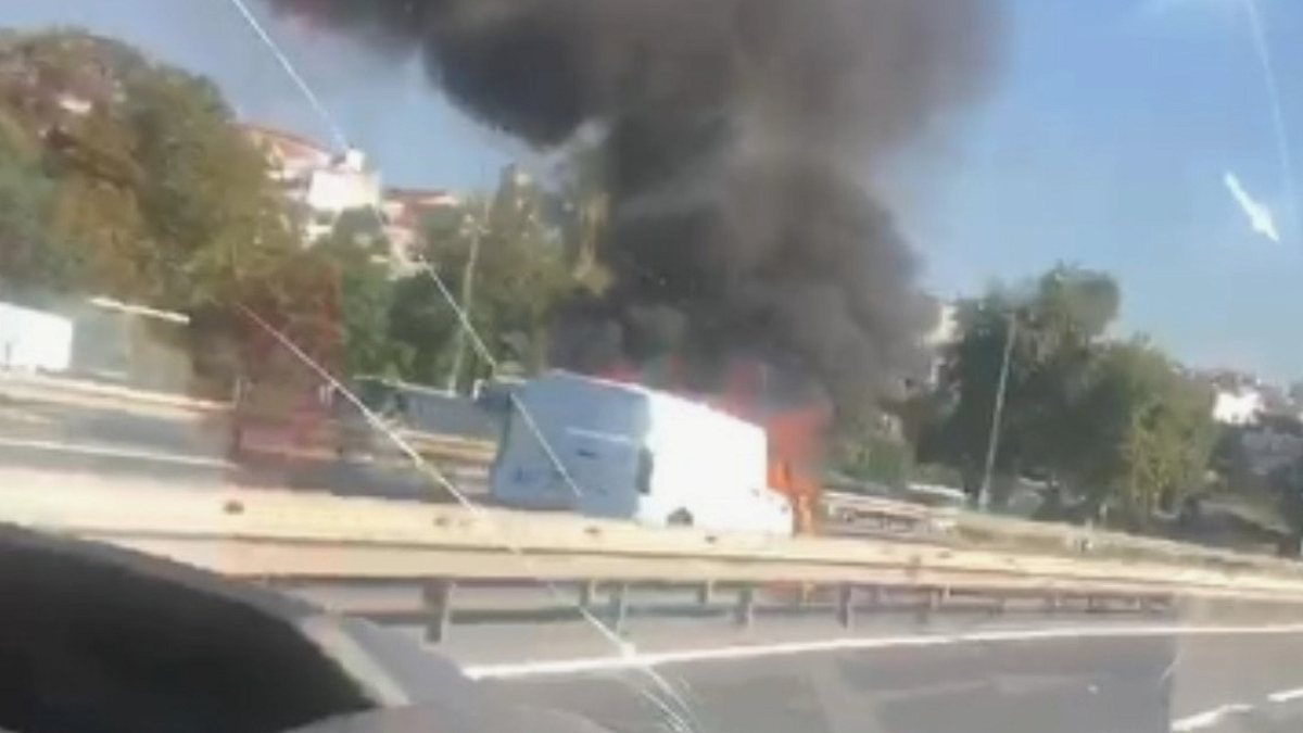 Fatih'te Korkutan Araç Yangını: Trafik Durdu