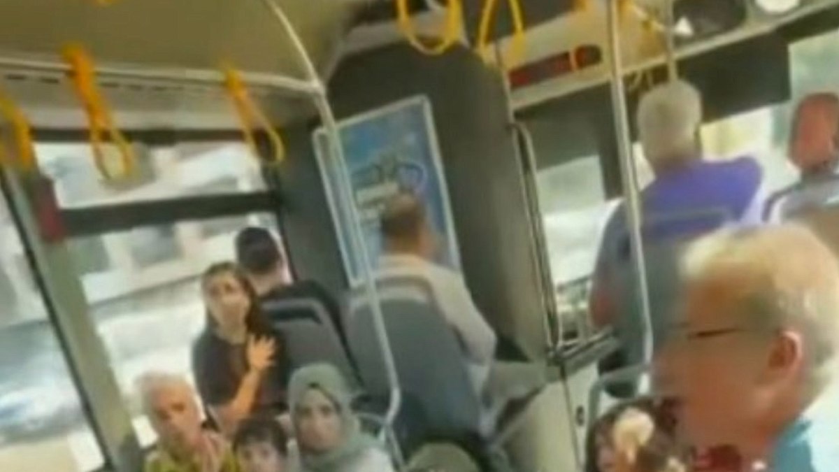 İzmir'de Otobüste 'Gavur İzmir' Tartışması Gerginliğe Yol Açtı