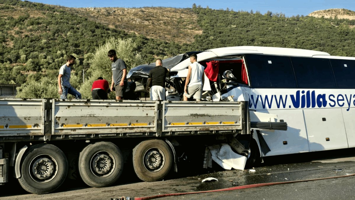 Muğla'da Otobüs TIR'a Girdi: 2 Can Kaybı, 8 Yaralı