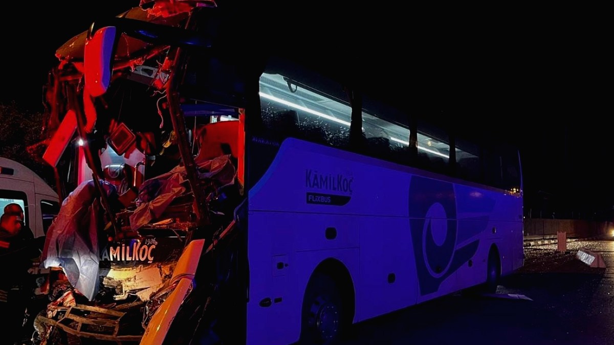 Gaziantep'te Korkunç Kaza: Otobüs TIR'a Girdi, 2 Ölü, 17 Yaralı
