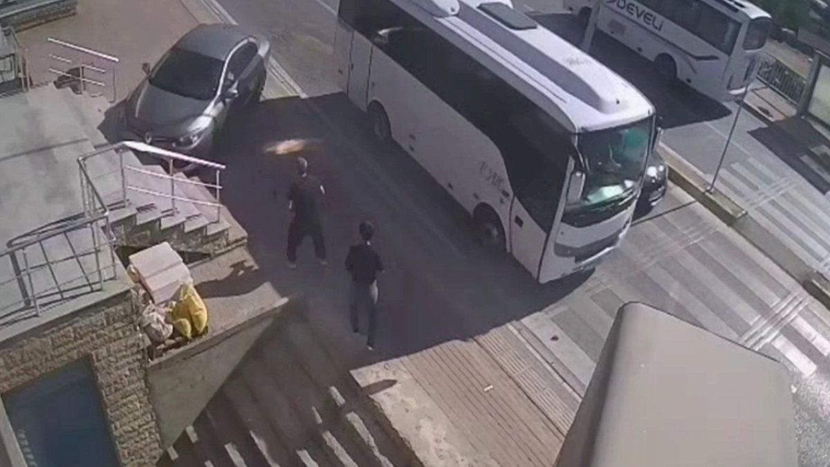 Darıca'da Korku Dolu Anlar: Otomobil Kaldırımdan Merdiven Boşluğuna Uçtu