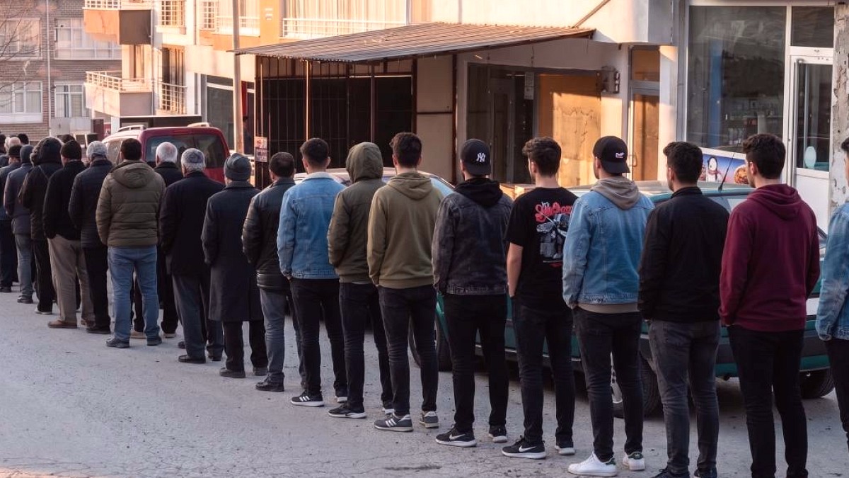 Rusya'da Bankalardan Nakit Çekme Dalgalanması: Vatandaşlar Birikimlerini Koruma Peşinde