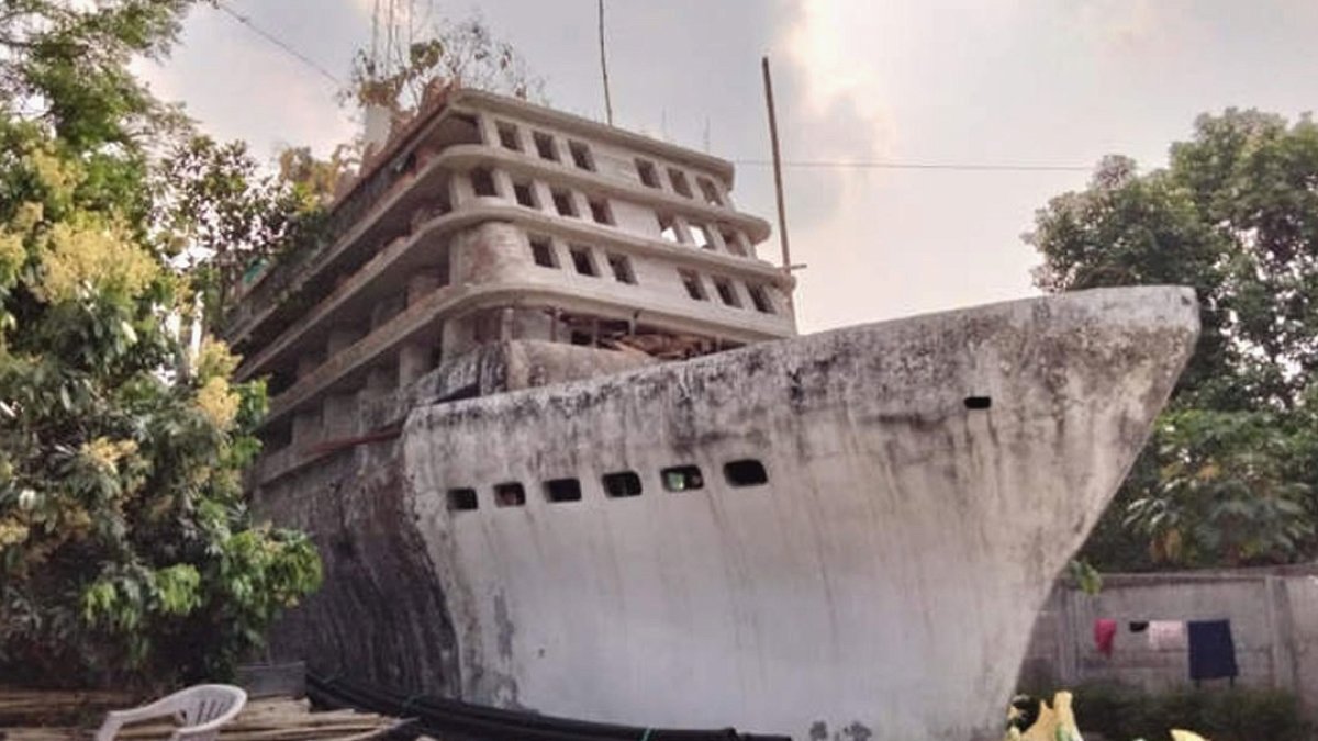 Hindistan'da Çiftçi, Titanic'ten İlham Alan Evi Kendi İnşa Ediyor