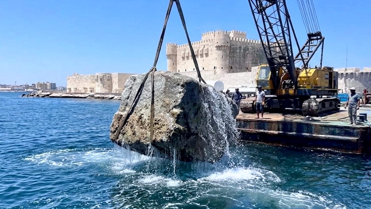 İskenderiye Feneri'nin Kayıp Blokları Denizden Çıkarıldı