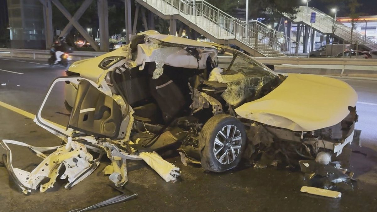 Büyükçekmece'de Zincirleme Kaza: Otomobil İETT'ye ve Başka Bir Araca Çarptı