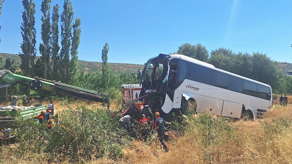 Diyarbakır'da Sürücüsünün Kontrolünü Kaybettiği Otobüs Ağaca Çarptı: 2 Yaralı