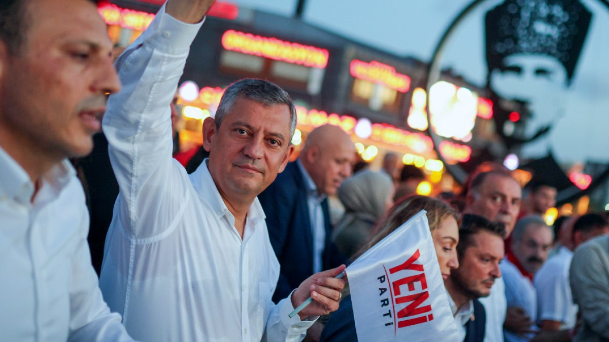 Özgür Özel Sahaya İniyor: İlk Durağı Trabzon ve Rize Oldu