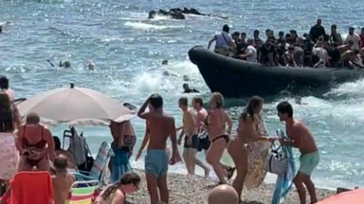 Gözde Turistik Plaj Göçmen Akınına Uğradı: Güvenlik Zafiyeti Tartışılıyor