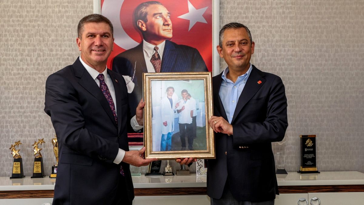Burdur Belediye Başkanı Yeni Parti'ye Geçti, Meclis Üyeleri de Katıldı