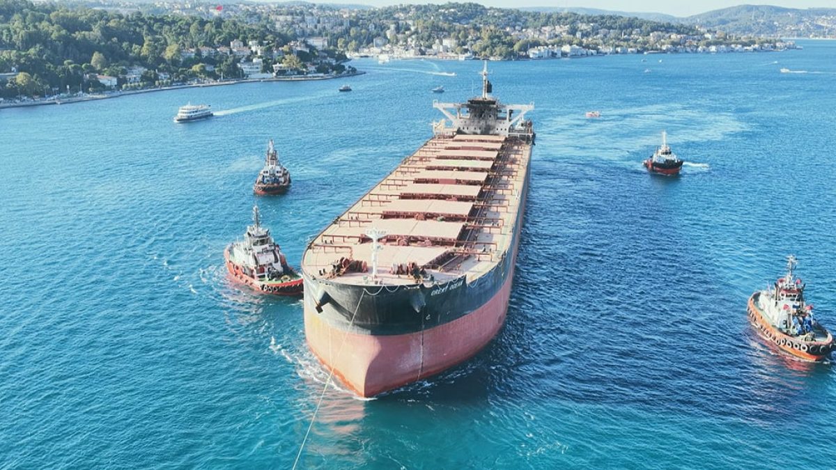 İstanbul Boğazı'ndan Geçen Dev Gemi Tehlike Atlattı