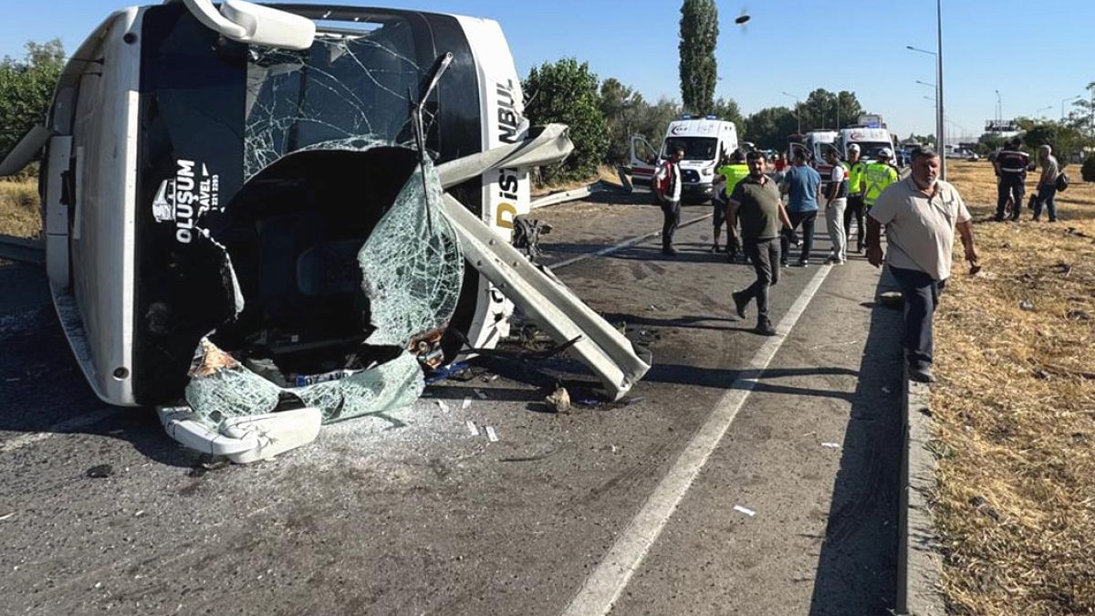 Afyonkarahisar'da Feci Otobüs Kazası: 22 Yaralı