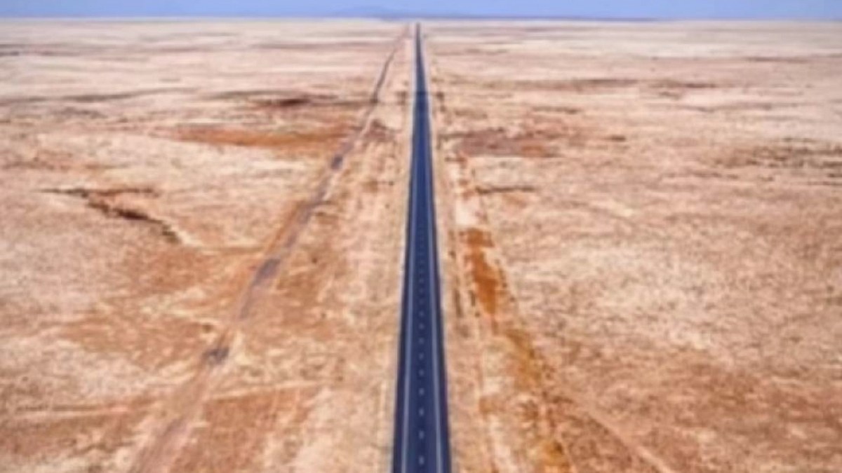Dünyanın En Düz Yolu: Rub' al Khali Çölünde 240 Km Virajsız Mucize