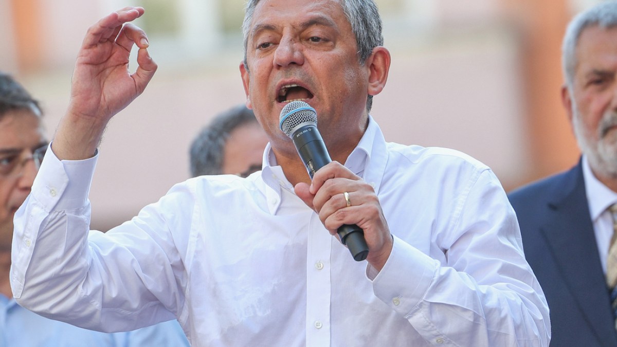 Özgür Özel'den Erdoğan'a Yanıt: Siyaset Transferle Değil, Çalışmayla Kazanılır