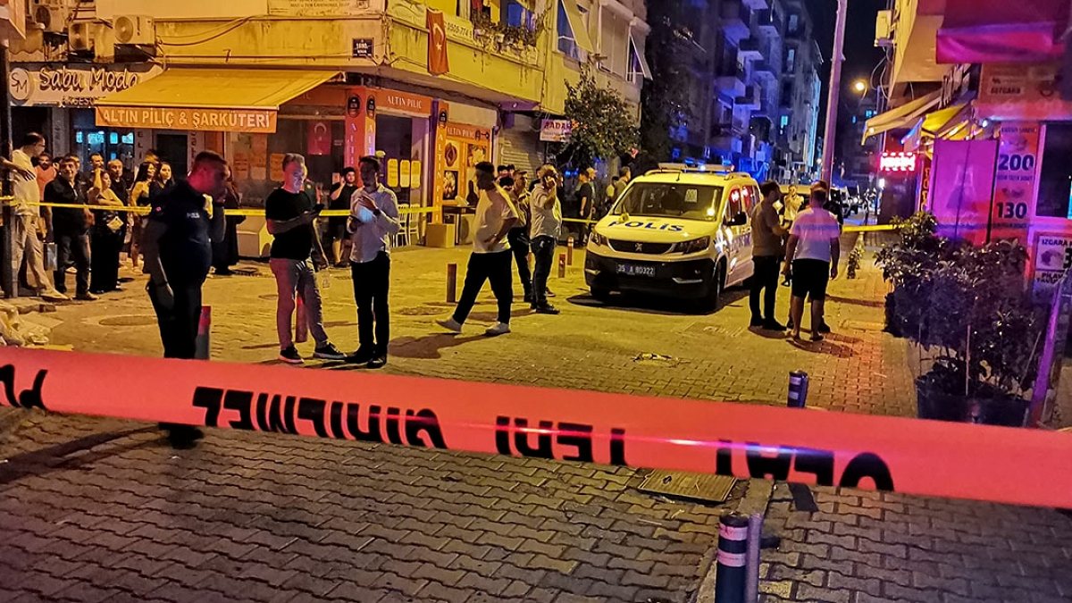 İzmir'de Kanlı Çatışma: Sokak Ortasında 5 Kişi Silahla Vuruldu