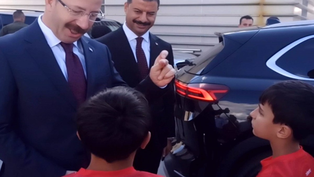Validen Posoflu Çocuklara Oyuncak Dağıtımı ve Stad Işıkları Sözü