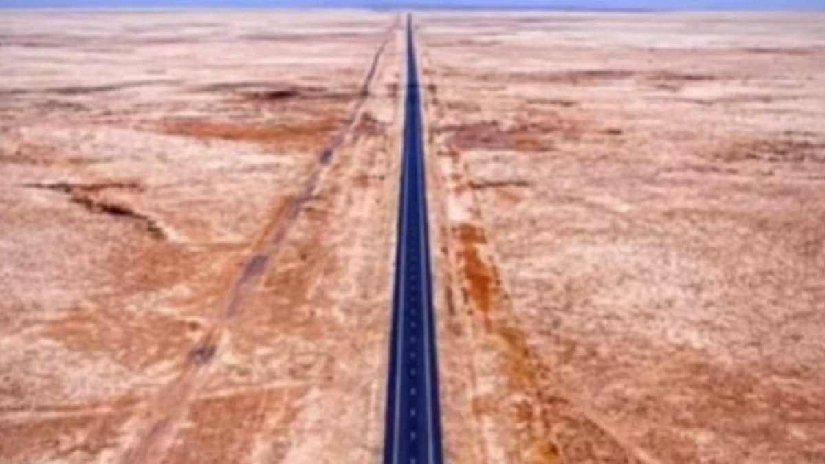 Dünyanın En Düz Yolu: Suudi Arabistan'da 240 Km Virajsız Rekor Güzergah