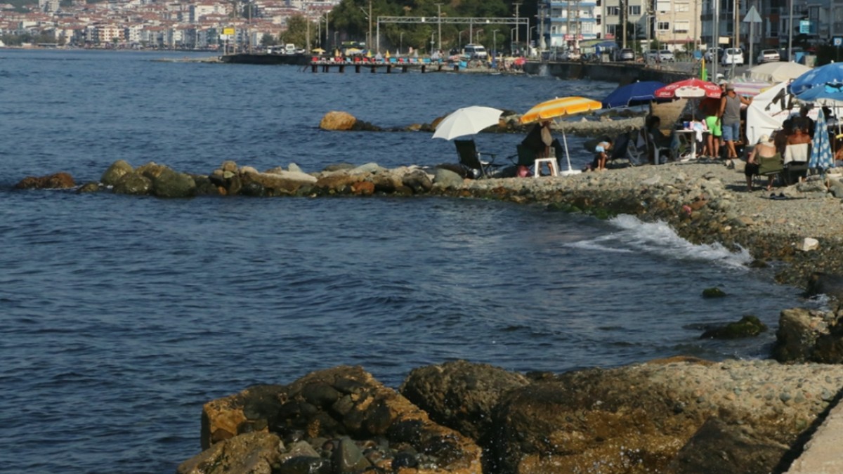 Çınarcık Sahillerinde Deniz Keyfi Son Buldu: Kirlilik Nedeniyle Yasak ve Ağır Cezalar