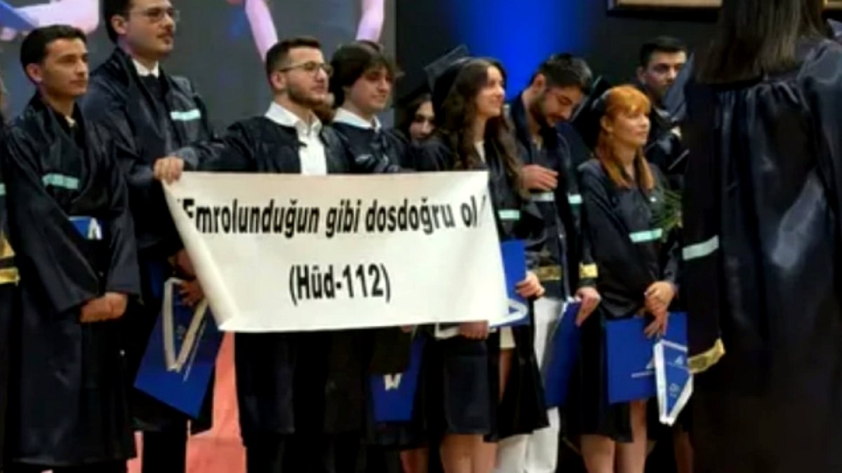 Yeditepe Mezuniyetinde Pankart Açan Öğrenci Tutuklandı