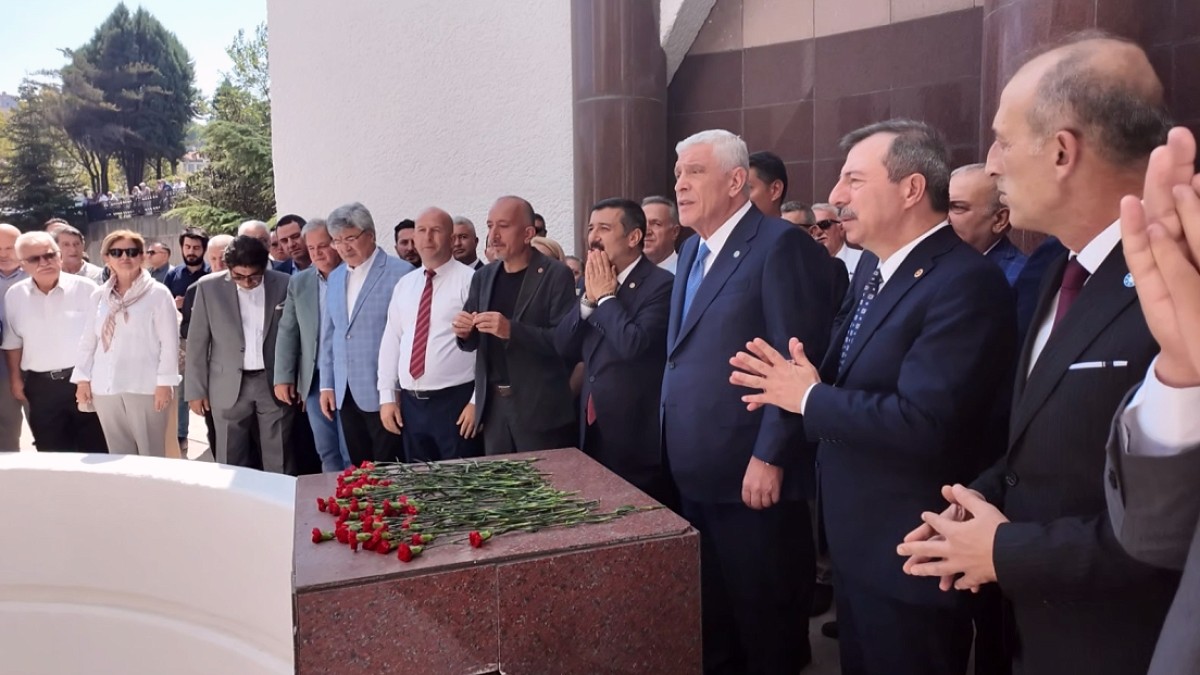 İYİ Parti Lideri Dervişoğlu'ndan Tarihi Ziyaret: Celal Bayar Anıt Mezarı'nda Dua Okudu