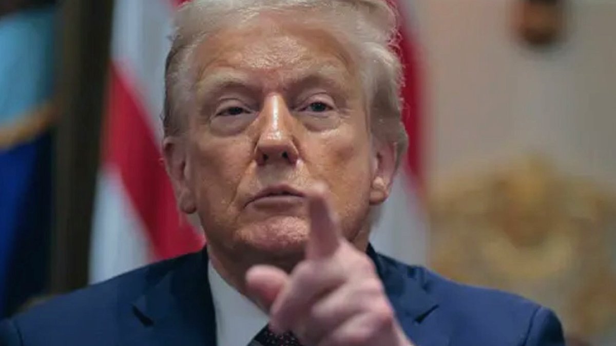 Trump'tan İran'a Sert Çıkış: 'Ekonomik Taarruz Başladı, Tamamen Çöküyor!'