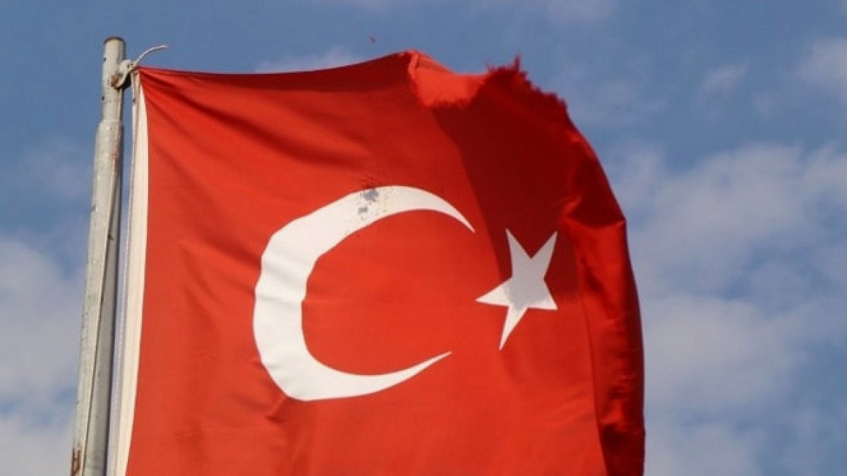 Burdur'da Milli Değerlere Saldırı: Türk Bayrağına Tüfekle Ateş Edildi