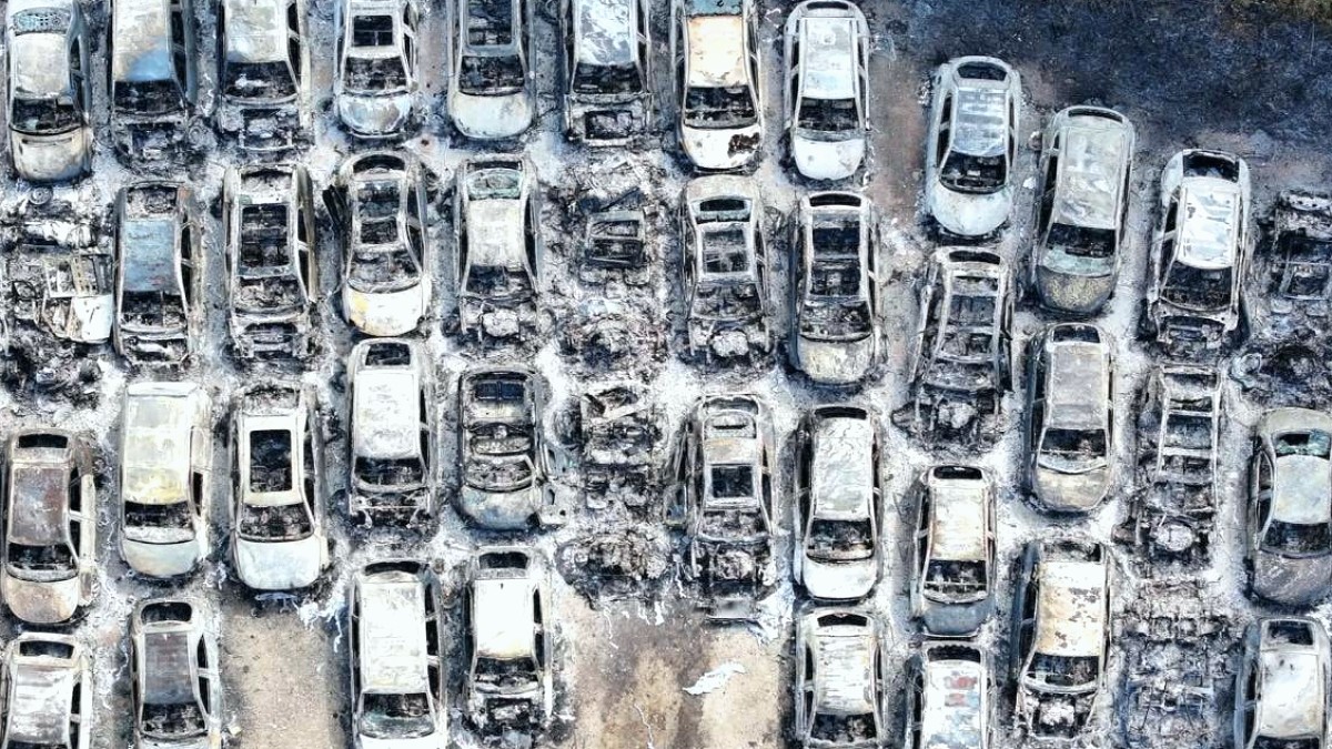 Gatwick Yakınında Otopark Yangını: 140 Araç Kül Oldu, Kundaklama Şüphesi