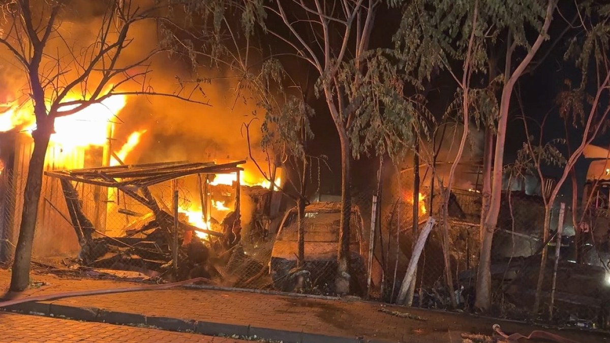 Avcılar'da TIR Parkında Büyük Yangın: 5 Araç Kül Oldu