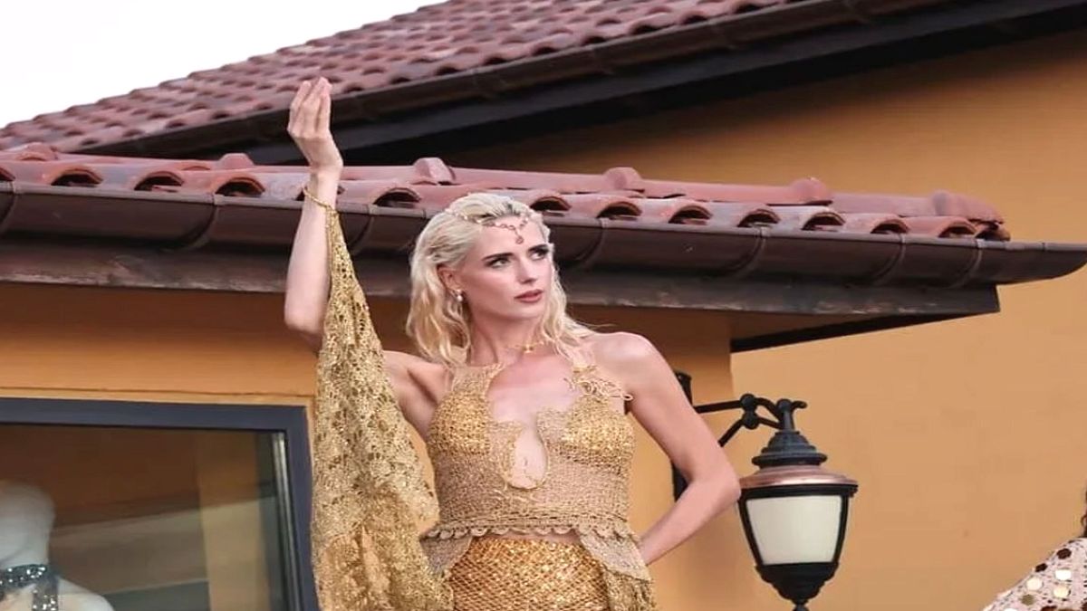 Wilma Elles'ten Göz Kamaştıran Altın Elbise: Milyonluk Tasarım Defileyi Salladı