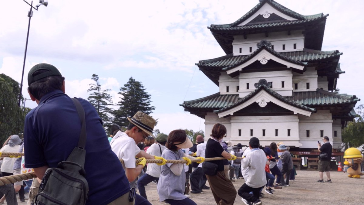 Japonya'da Tarihi Kale Kulesi İnsan Gücüyle Yerine Taşındı