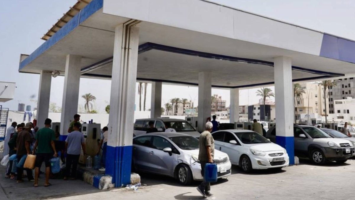 Libya'da Akaryakıt Krizi: Petrol Zengini Ülkede Benzin Tükeniyor, Kuyruklar Uzuyor