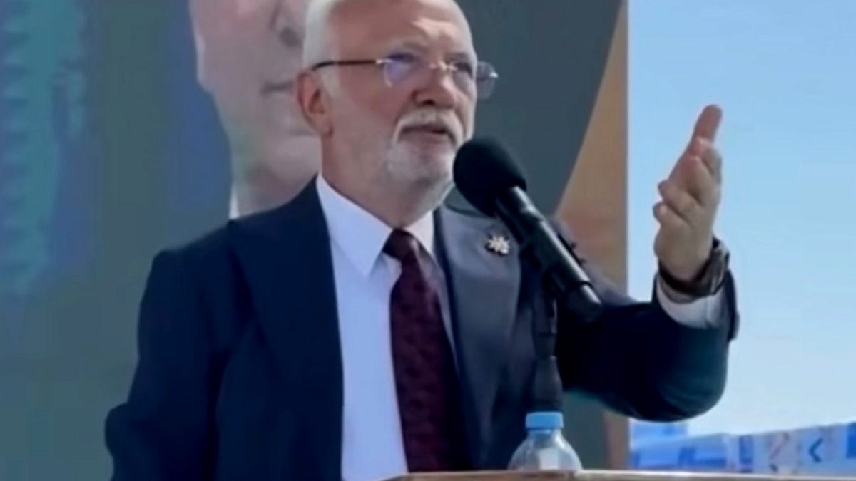 Siyasetçiden Kürsüde El Cepte Konuşma: Tepkilere Yol Açtı