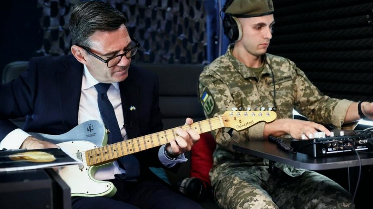 İngiliz Başbakanı Gönülleri Fethetti: Askerle Birlikte Gitar Çaldı