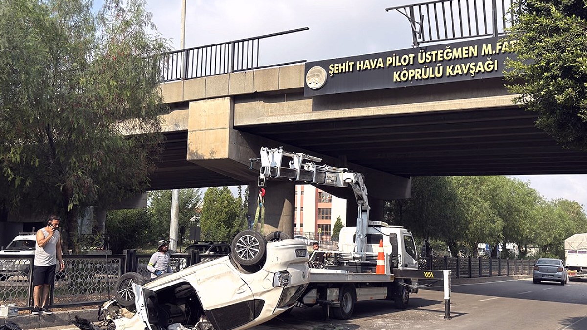 Adana'da Feci Kaza: Otomobil Köprüden Uçtu, Sürücü Hastanelik Oldu
