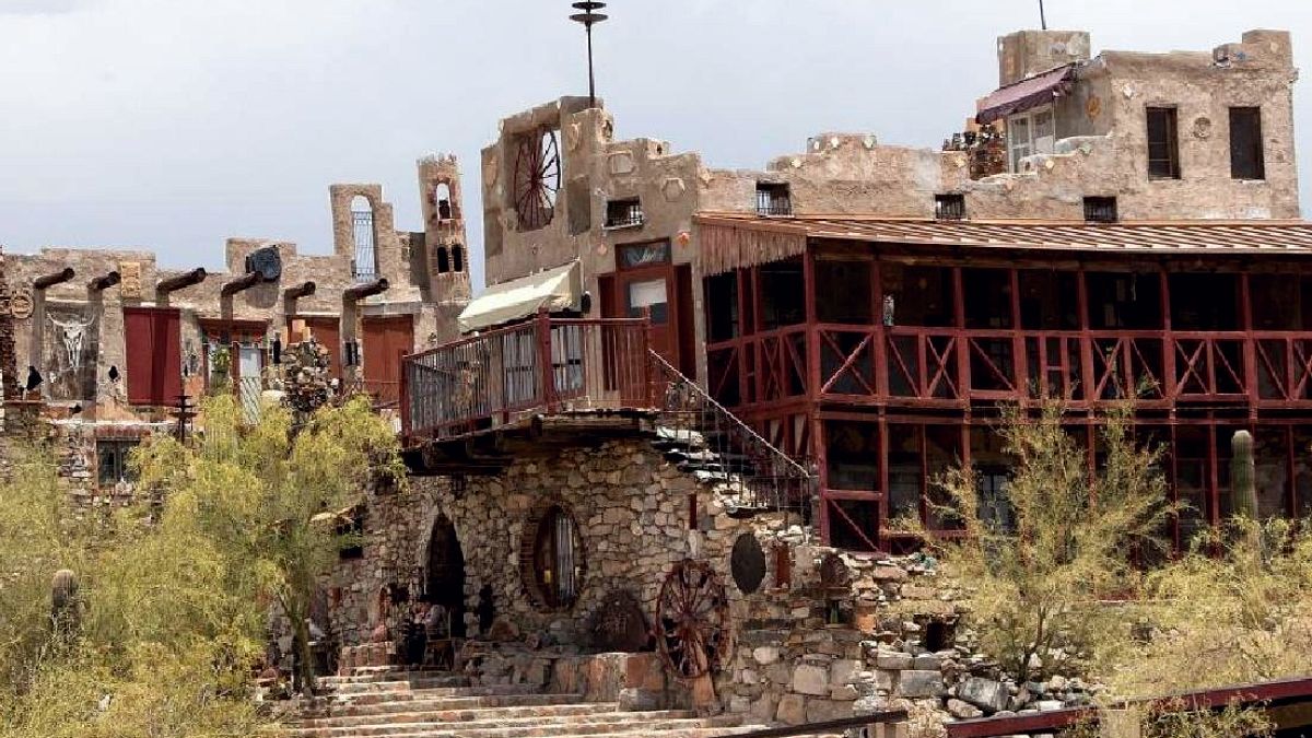 Çölde 15 Yılda İnşa Edilen 18 Odalı Kale: Bir Miras Hikayesi