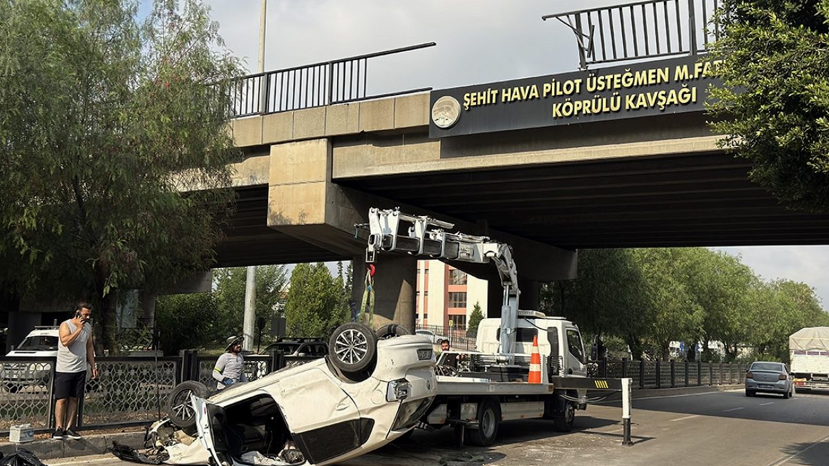 Adana'da Köprüden Düşen Otomobil Sürücüsü Hastaneye Kaldırıldı
