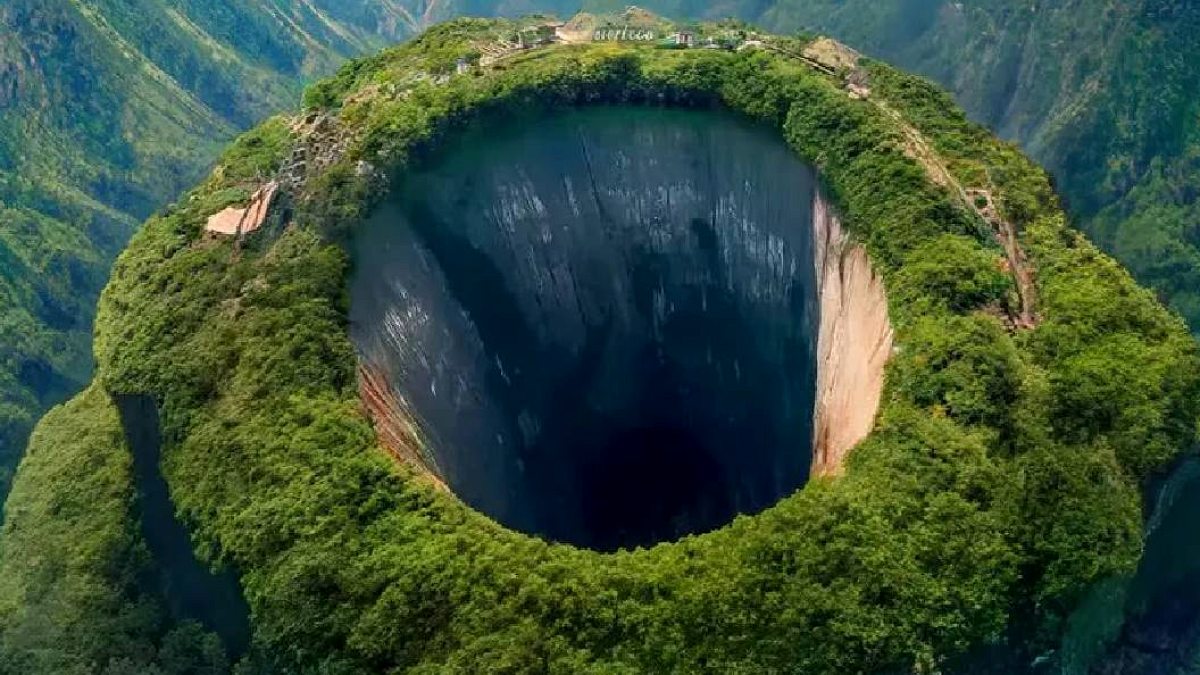Dünyanın En Büyük Obruğu Xiaozhai Tiankeng'in Oluşumu Hala Bilmece