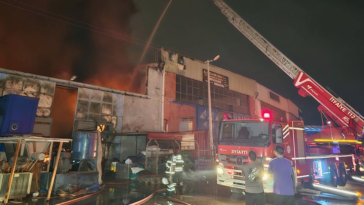 Adana'da Kauçuk Fabrikasında Büyük Yangın: Çatı Çöktü, Maddeler Patladı